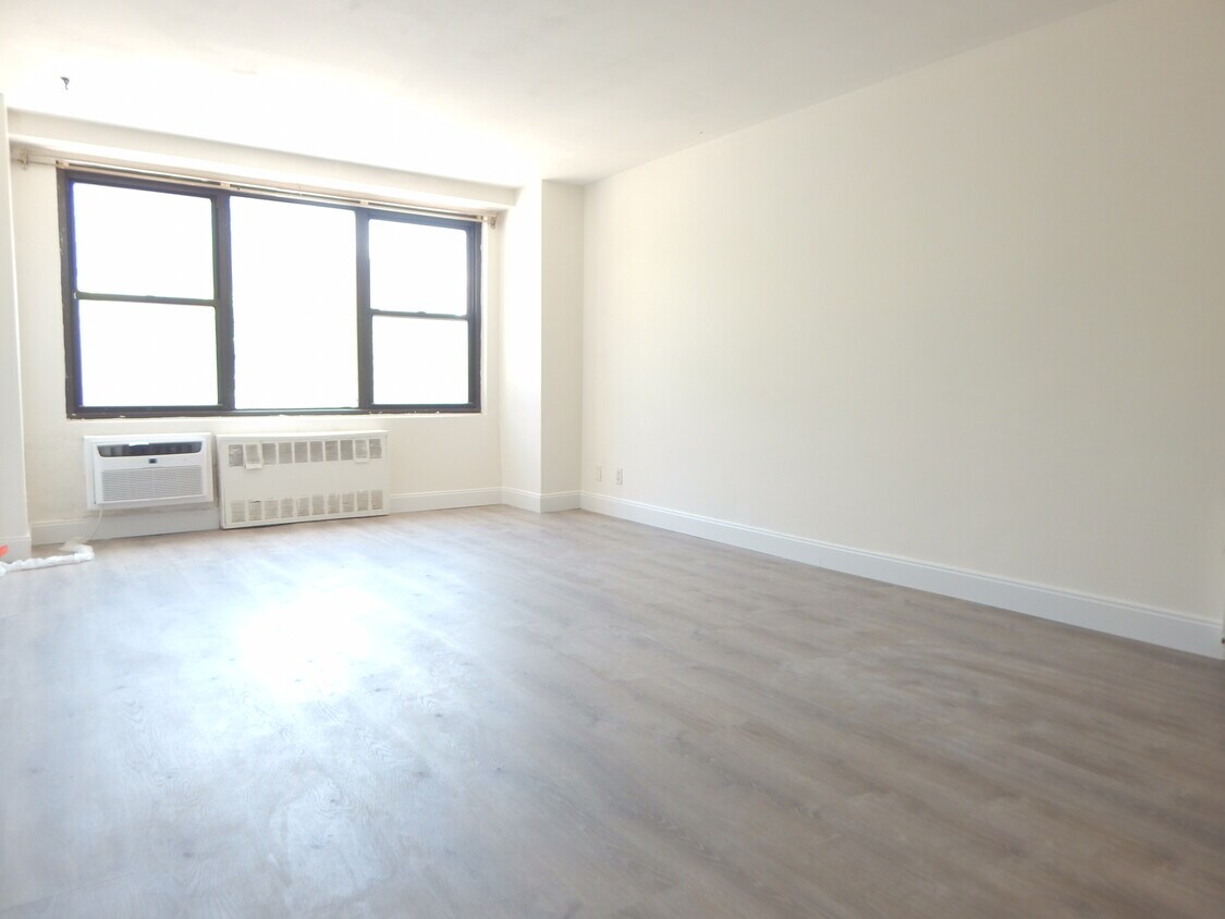 Primary Photo - 10 Huron Ave