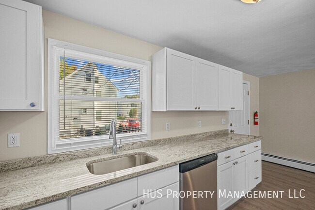 Building Photo - Newly Renovated Townhouse Style Unit