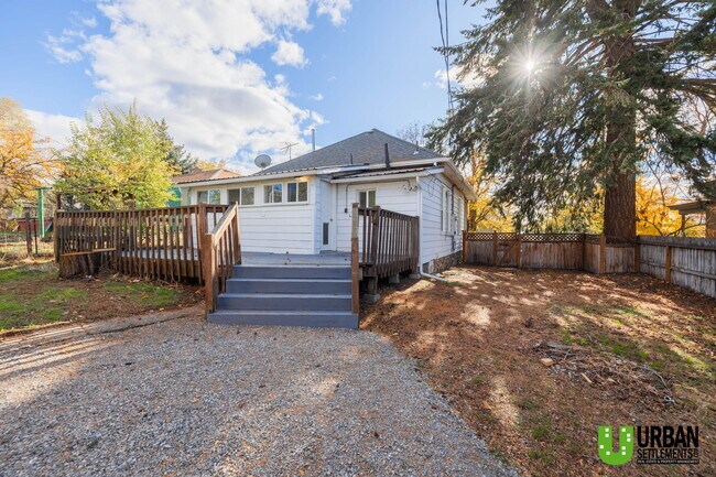 Building Photo - 1722 W Spofford Ave