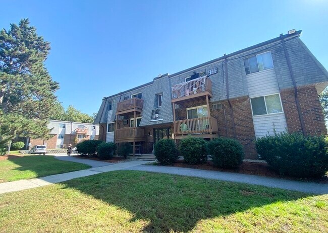 Building Photo - 10 Hazelwood Ave