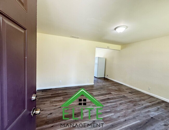 Foto del edificio - Charming and Updated Townhome in the Heart...