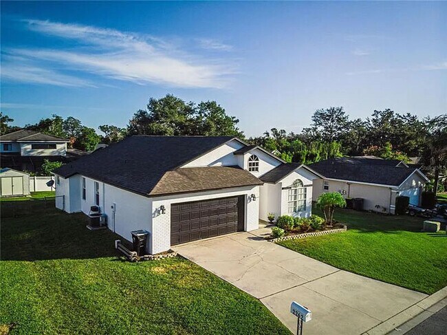 Building Photo - Highland Chase Three Bedroom, Updated Kitchen and Large Patio