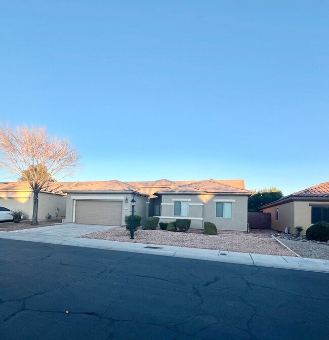 Foto del edificio - 2470 sq ft, remodeled single story, hard to find 5 bed, 2.5 bath, 2 car garage in guard gated Sta...