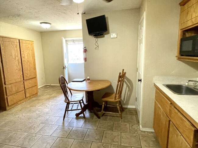 Foto del edificio - 2 Cabin Rd