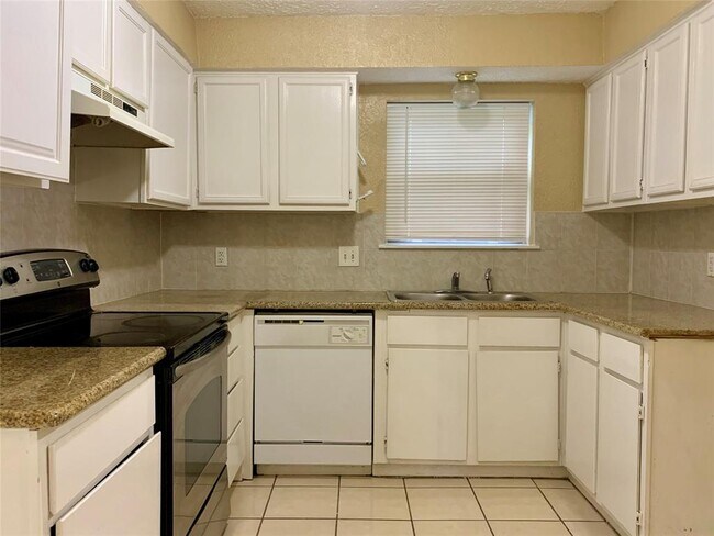 Building Photo - 7811 Swallow Park Dr