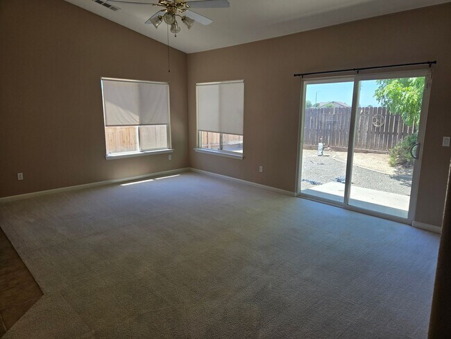 Foto del edificio - 561 Bluejay Ave