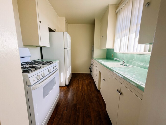 Building Photo - 226 N Marengo Ave