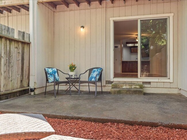 Building Photo - Healdsburg 2BR/1.5 Condo, 2 story, walk to...