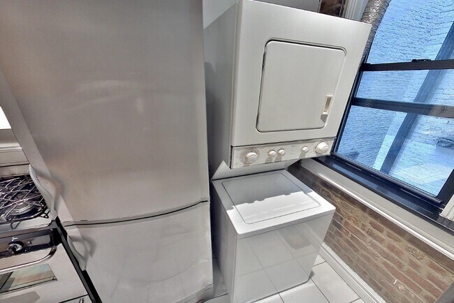 Foto del edificio - 221 E 23rd St