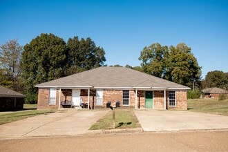 Building Photo - 100 Nikki Dr