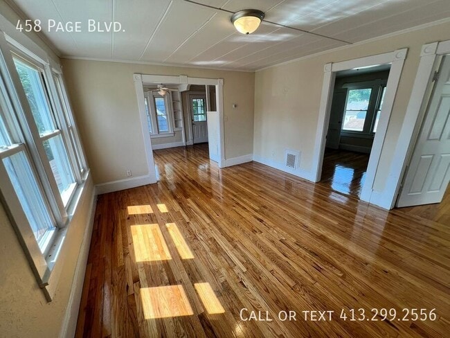 Foto del edificio - 458 Page Blvd