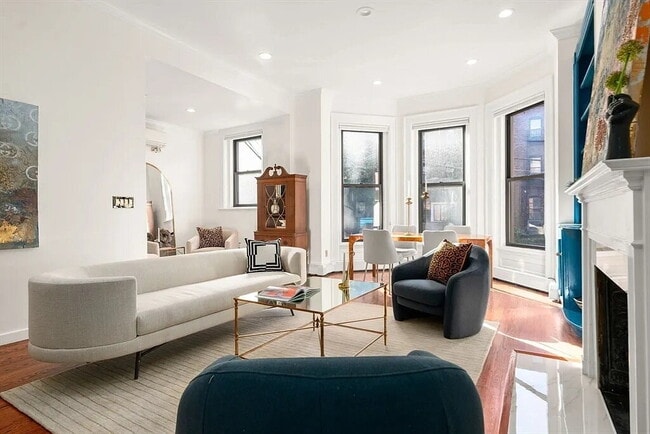 Foto del edificio - large One bedroom with three sizable closets and full windows facing the private, fenced-in backy...