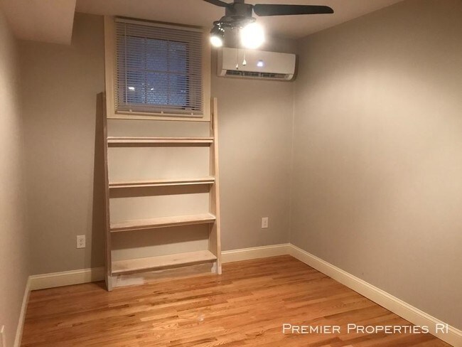 Building Photo - 3 bedroom in Providence RI 02909