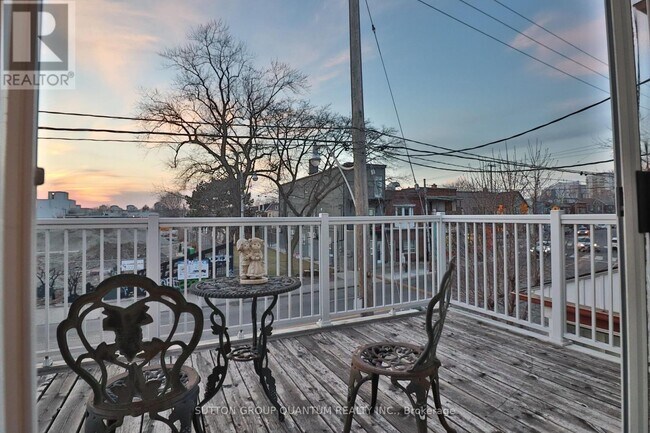 Photo du bâtiment - 803 Lansdowne Ave