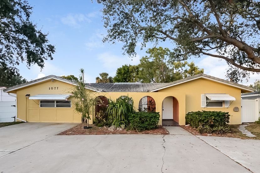 Front - 1077 40th Ave NE