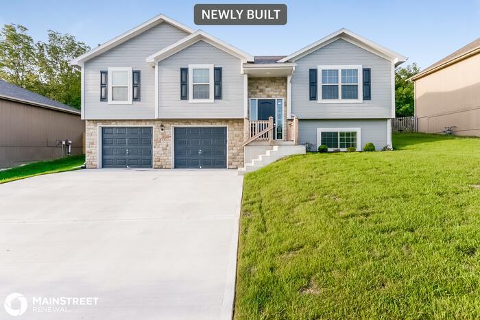 Primary Photo - 413 Wiltshire Dr, Raymore, MO 64083