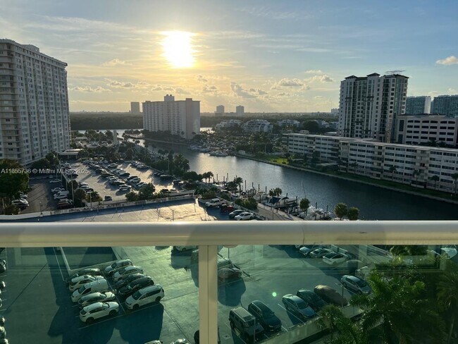 Foto del edificio - 100 Bayview Dr