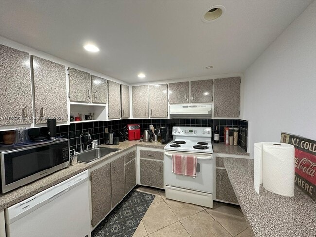 Foto del edificio - 1300 NE Miami Gardens Dr