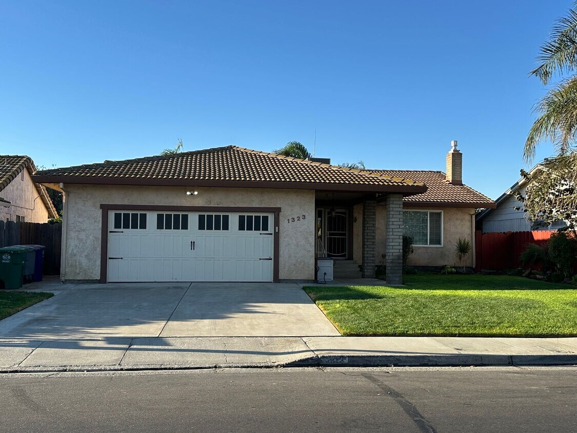 Primary Photo - Beautiful Northside Los Banos Rental