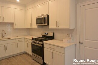 Building Photo - 120 Kenrick St