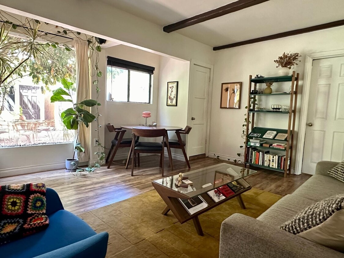 living room - 1529 N Hobart Blvd