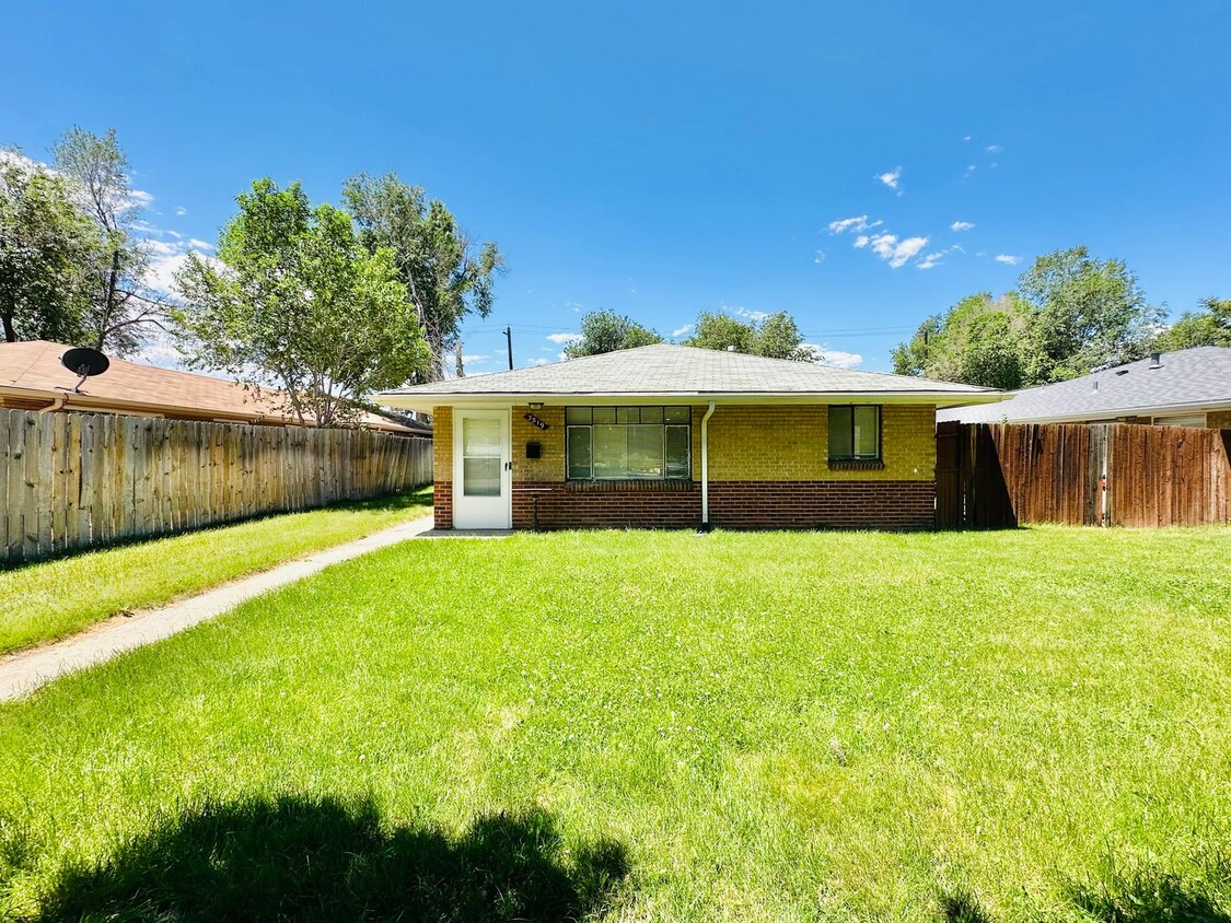 Foto principal - Charming 3-bed, 1-bath Duplex in Denver's ...