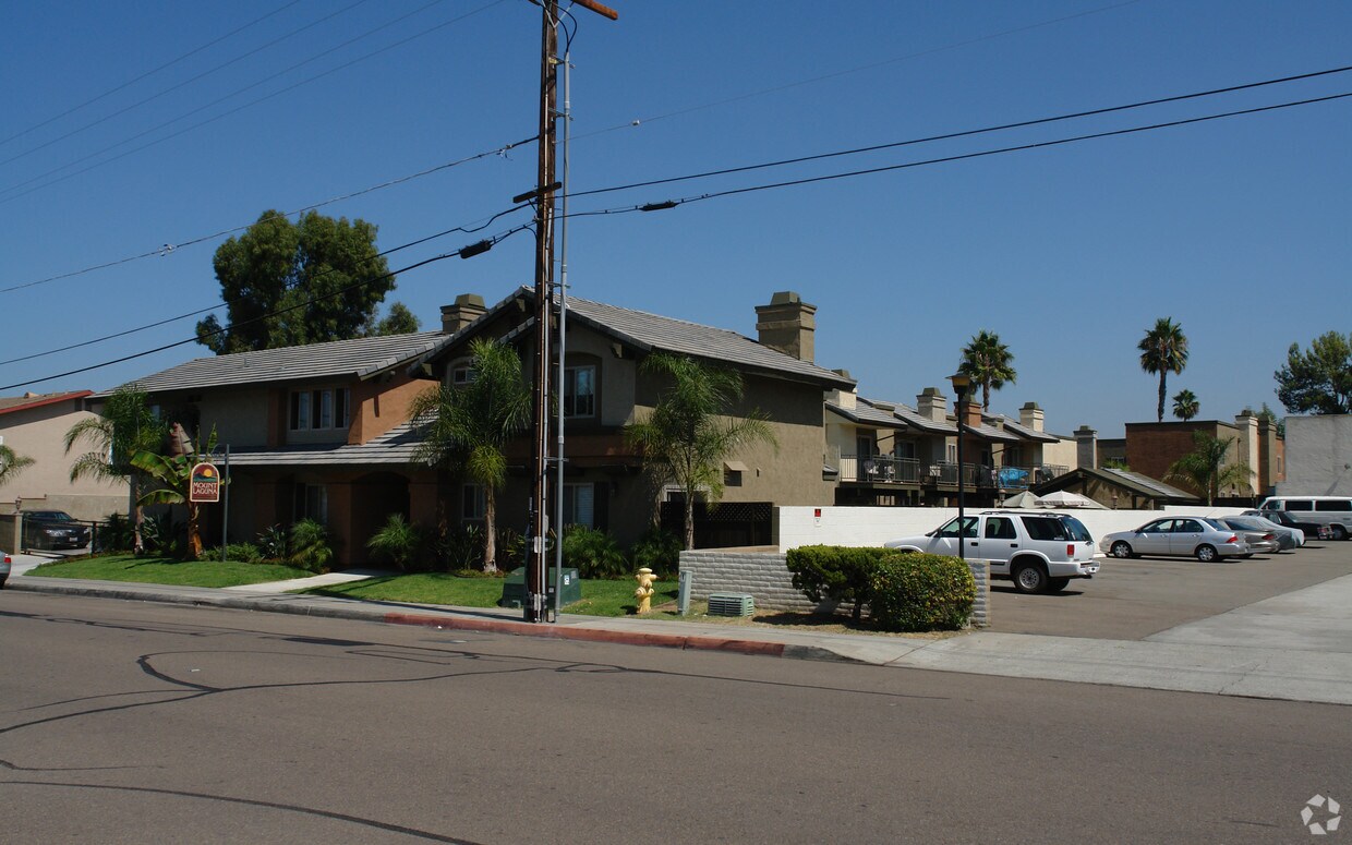 Primary Photo - 1041-1071 Estes St