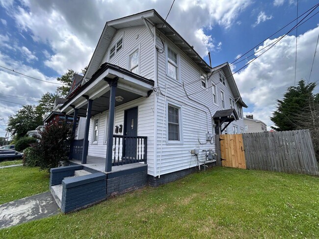 Foto del edificio - 400 Jamestown Ave