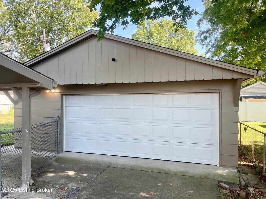 Building Photo - 8113 Clematis Ln