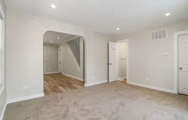 Building Photo - 114 Beachview Dr
