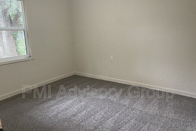 Building Photo - 227 SE Pinecrest Dr