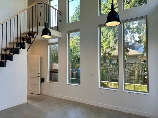 Foto del edificio - Coveted Queen Anne Hill Location - Live/Wo...