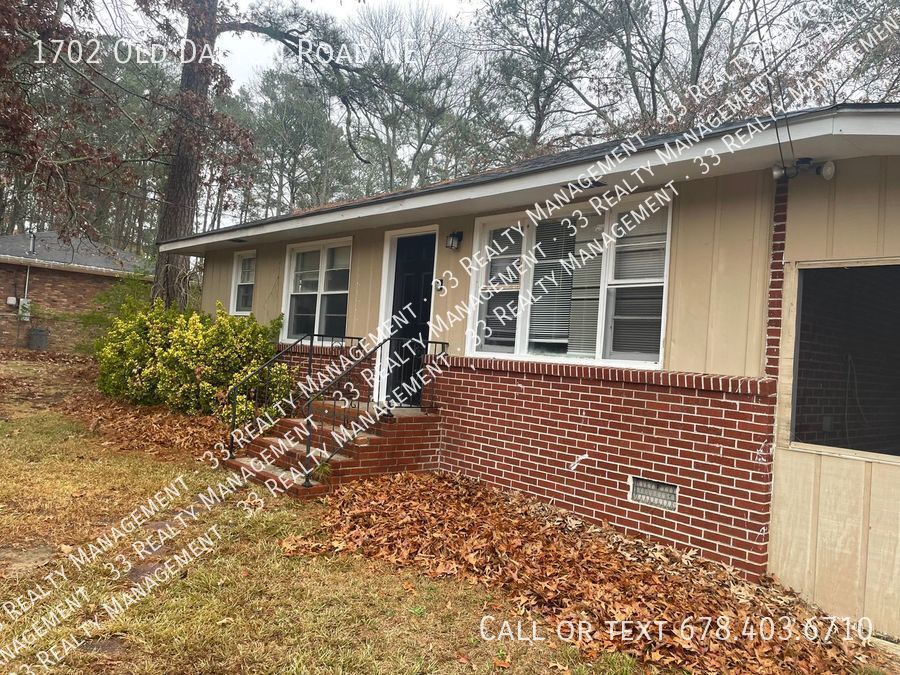 Foto principal - Spacious Brick RANCH style home in rural R...