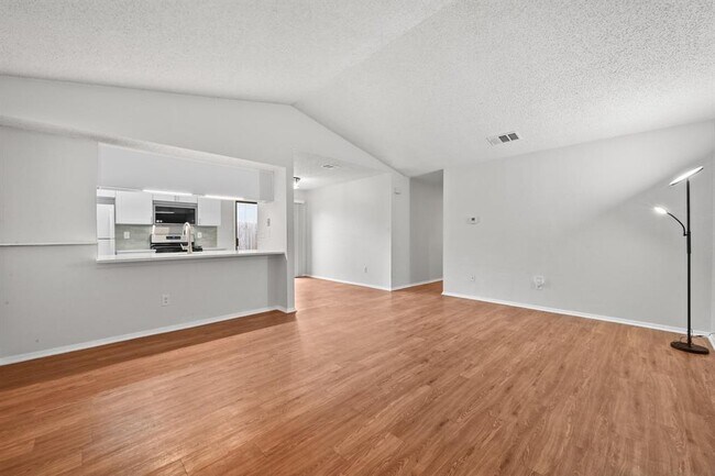 Foto del edificio - 2409 Berkett Dr