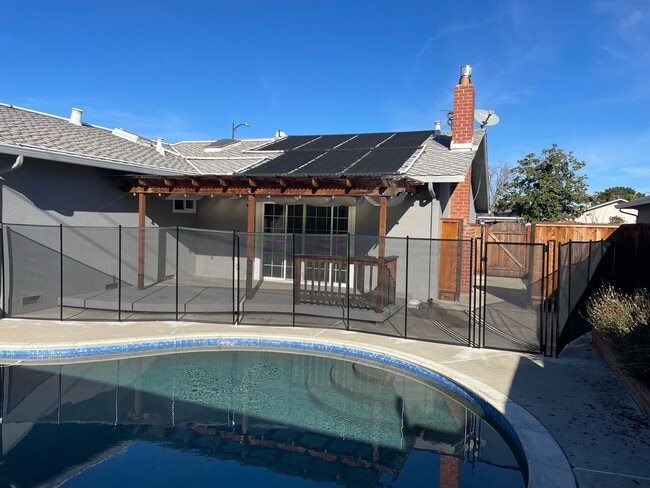 Building Photo - MOVE IN PROMO!! Move in by Feb 14th $200.0...