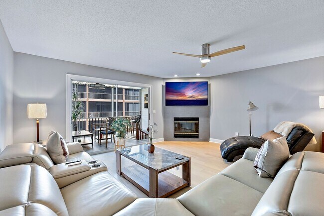 Building Photo - Impeccably Furnished Annual Rental Townhom...