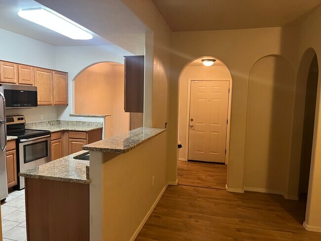Foto del edificio - 2550 E River Rd