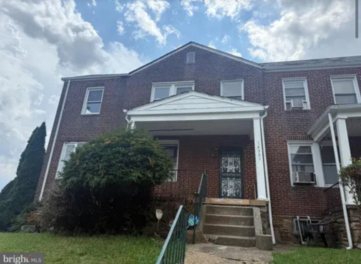 Building Photo - 3701 Columbus Dr