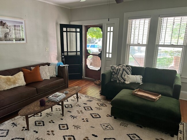 Foto del edificio - Adorable Home in Historic Wesley Heights!!