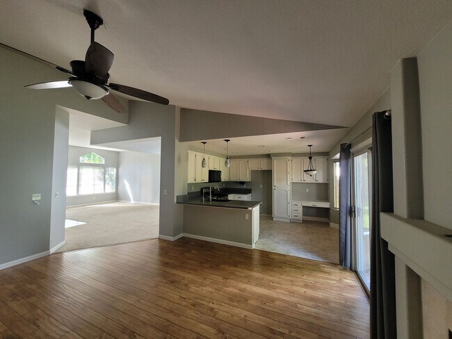 Foto del edificio - Woodcreek Oaks area home on quiet street