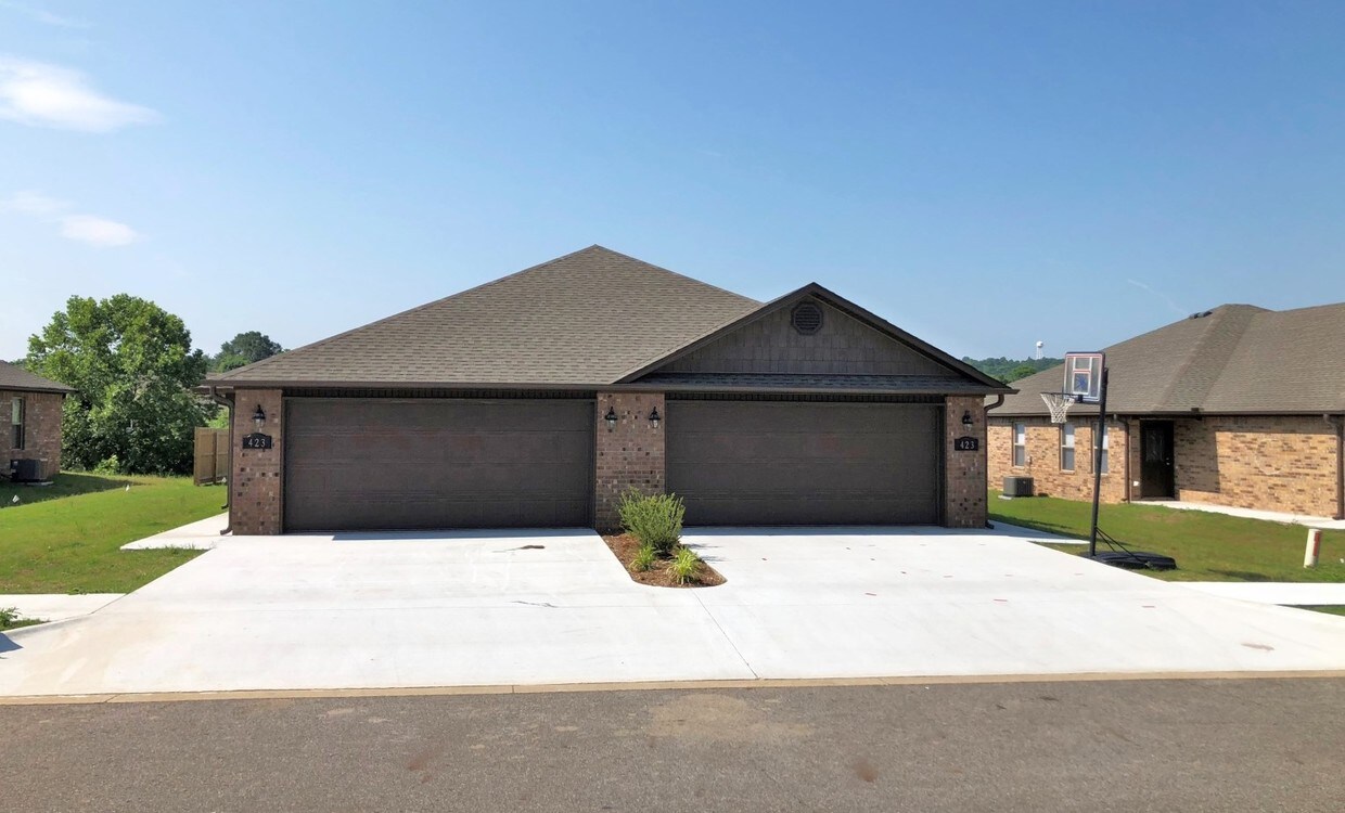 Primary Photo - 423 Crestview Dr