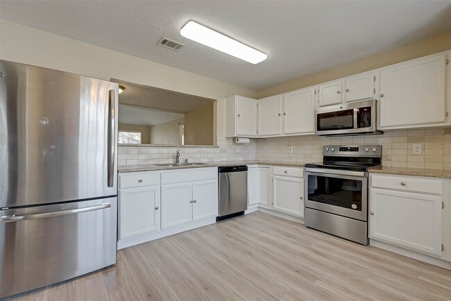 Building Photo - 2928 Laurelridge Dr