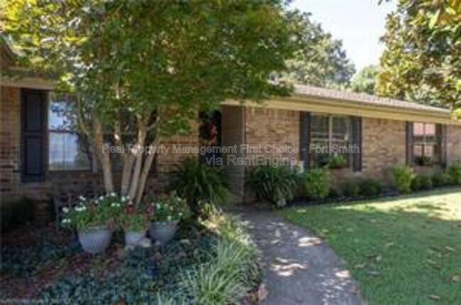 Building Photo - 306 Elfen Glen St