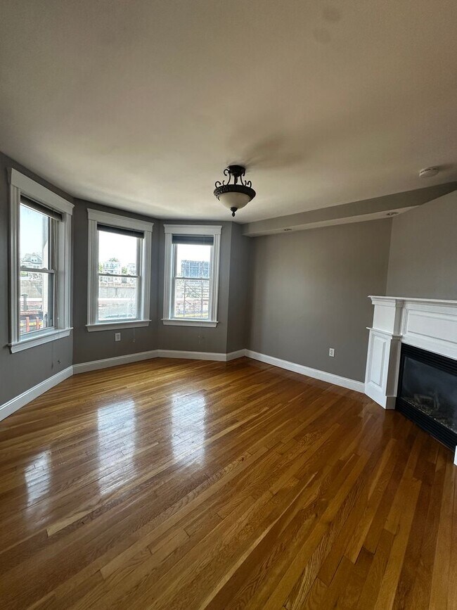 Foto del edificio - Spacious 3 Bed 2 Bath Apartment With Garag...