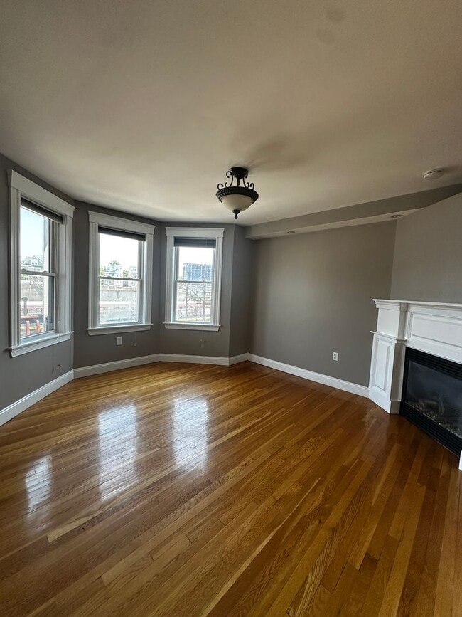 Building Photo - Spacious 3 Bed 2 Bath Apartment With Garage Parking!