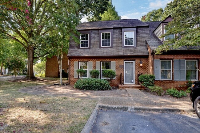 Building Photo - Spacious End-Unit Townhome
