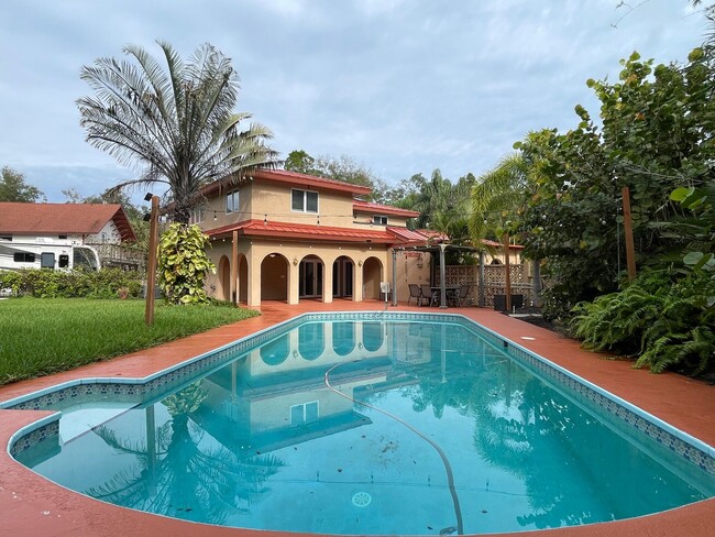 Foto del edificio - Phenomenal Pool Home Available!