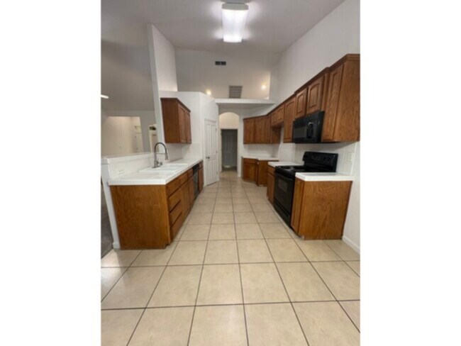 Foto del edificio - Great location! walk to WOODWARD, walk to restaurants and golf