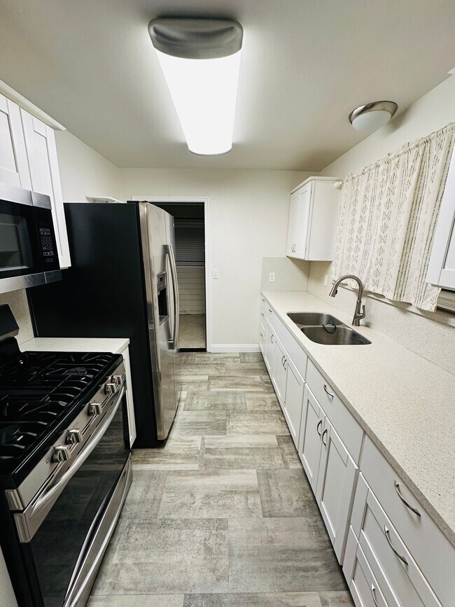 Foto del edificio - 1274 N Cedar St