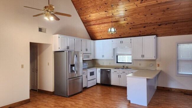 Foto del edificio - Home Located in Hamilton, Close to Lake Harding!